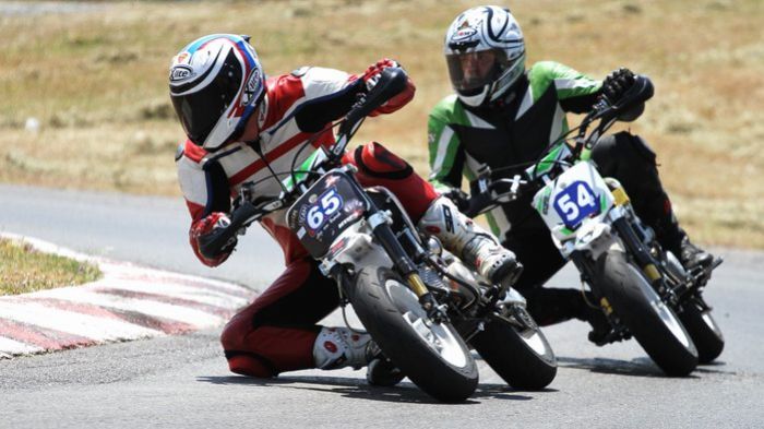 Δυνατές μάχες για όλες τις θέσεις στον πρώτο αγώνα του IMR Cup (ίδιες μοτοσικλέτ Δυνατές μάχες για όλες τις θέσεις στον πρώτο αγώνα του IMR Cup (ίδιες μοτοσικλέτες για όλους τους αναβάτες), που έγινε μαζί με τους αγώνες MiniGP Cup.